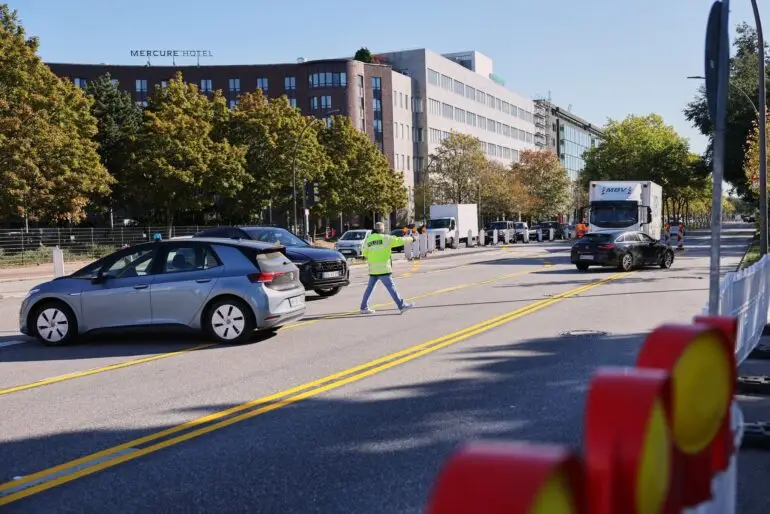 Die Hamburger Verkehrsbehörde verbreitet jetzt aktuelle Informationen zu Baustellen in der neuen App «HH!mobil». (Archivbild)
