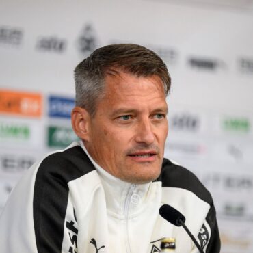 Trainer Alexander Blessin kehrte im Testspiel mit Borussia Mönchengladbach zum FC St. Pauli zurück. (Archivbild)