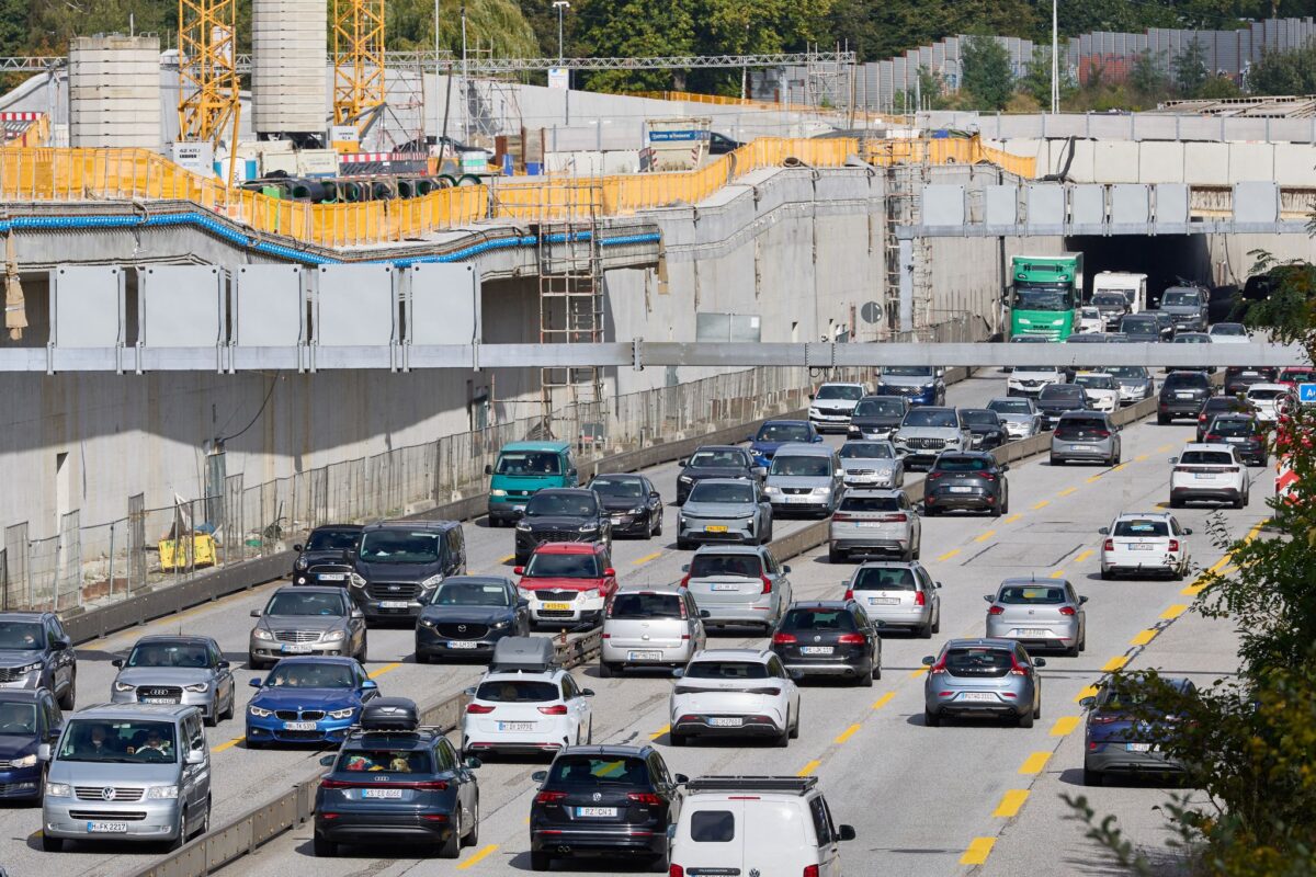 Zum Ferienstart werden volle Autobahnen erwartet. (Symbolbild)