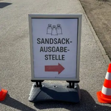 Die Sandsackausgabe ist eine Konsequenz aus der schweren Sturmflut 2023.