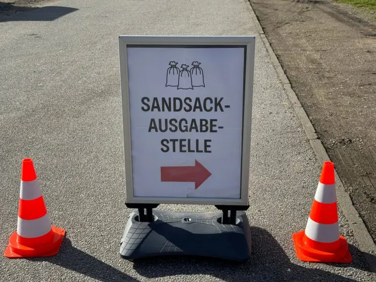 Die Sandsackausgabe ist eine Konsequenz aus der schweren Sturmflut 2023.