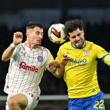 Im Zweikampf: Fabio Di Michele Sanchez von Eintracht Braunschweig (r) und Adrian Kapralik von Holstein Kiel.