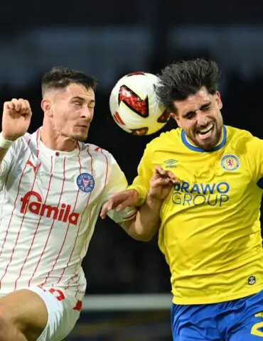 Im Zweikampf: Fabio Di Michele Sanchez von Eintracht Braunschweig (r) und Adrian Kapralik von Holstein Kiel.