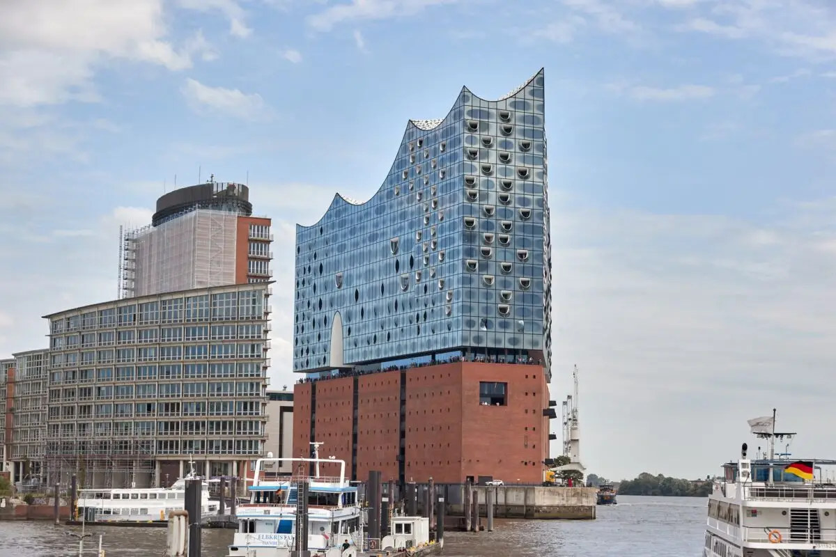 Die Stadt hat entschieden: Wer auf die Plaza der Elbphilharmonie möchte, muss dafür künftig Eintritt zahlen. Die Besucherzahlen werden deshalb wohl sinken. (Archivbild)