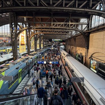 Am Bahnsteig zu den Gleisen 13 und 14 herrscht oft Gedränge. (Archivbild)