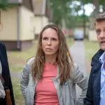 Pöschels (Andreas Guenther) Ermittlungen führt die Ermittlerinnen Melly Böwe (Lina Beckmann, lins) und Katrin König (Anneke Kim Sarnau) in eine Ferienhaussiedlung. (Handout)