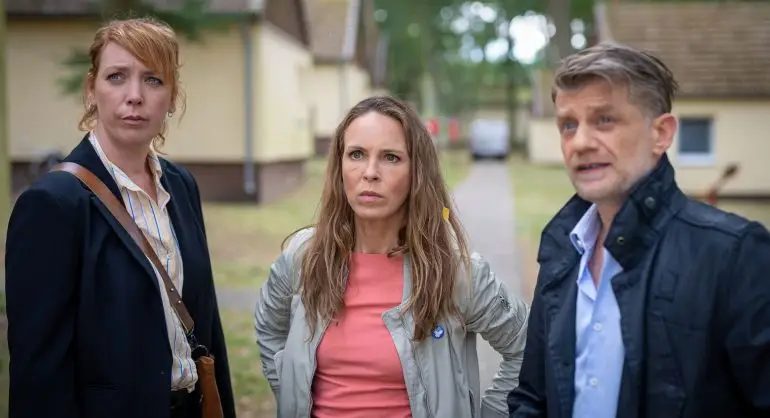 Pöschels (Andreas Guenther) Ermittlungen führt die Ermittlerinnen Melly Böwe (Lina Beckmann, lins) und Katrin König (Anneke Kim Sarnau) in eine Ferienhaussiedlung. (Handout)