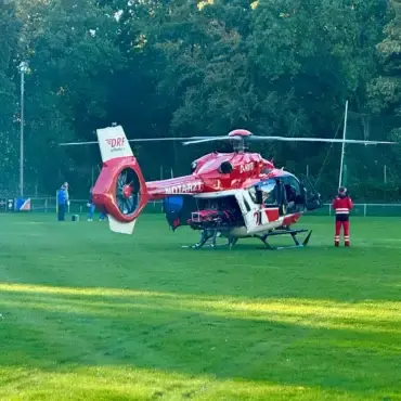 Rettungshubschrauber Christoph 42 der DRF Luftrettung auf dem Fußballplatz auf Föhr nach schwerer Verletzung eines Spielers