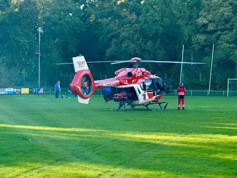 Rettungshubschrauber Christoph 42 der DRF Luftrettung auf dem Fußballplatz auf Föhr nach schwerer Verletzung eines Spielers