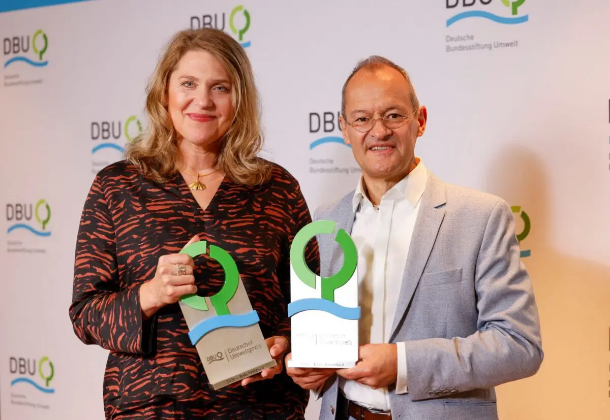 Die Klimajuristin Roda Verheyen und der Membranfilter-Ingenieur Klaus Vossenkaul haben den diesjährigen Deutschen Umweltpreis erhalten.