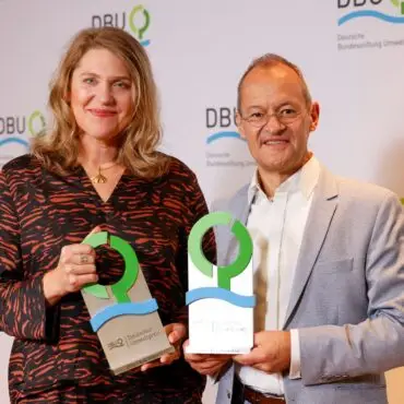 Die Klimajuristin Roda Verheyen und der Membranfilter-Ingenieur Klaus Vossenkaul haben den diesjährigen Deutschen Umweltpreis erhalten.