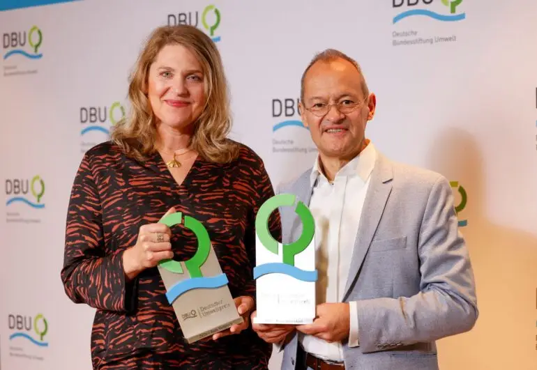 Die Klimajuristin Roda Verheyen und der Membranfilter-Ingenieur Klaus Vossenkaul haben den diesjährigen Deutschen Umweltpreis erhalten.