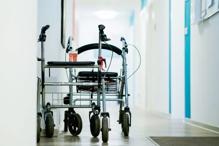 Mehr Menschen unter 65 Jahren im Norden sind pflegebedürftig. (Symbolbild)