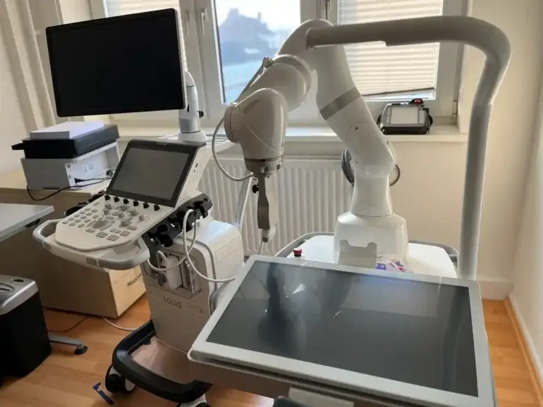 Kostenlose Untersuchung auf entzündliches Rheuma mit dem KI-gestützten Roboterarm Arthur in Wyk auf Föhr.