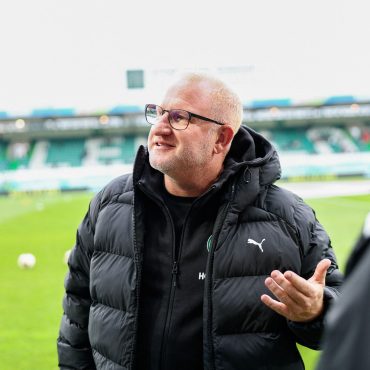 Heiko Vogel (M) erwartet eine Reaktion seiner Mannschaft gegen Kiel. (Archivbild)