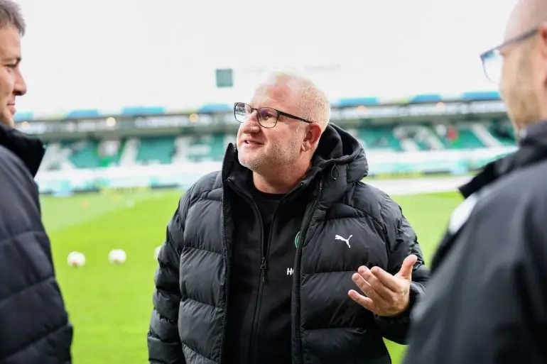 Heiko Vogel (M) erwartet eine Reaktion seiner Mannschaft gegen Kiel. (Archivbild)
