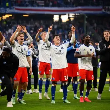 Seriensieger: Die Hamburger Spieler feiern das 1:0 über den VfB Stuttgart.