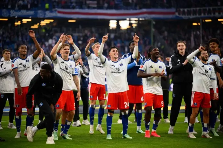 Seriensieger: Die Hamburger Spieler feiern das 1:0 über den VfB Stuttgart.