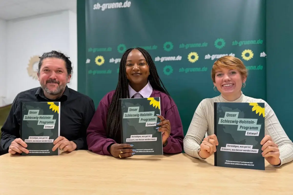 Schleswig-Holsteins Grünen-Spitzenkandidatin Aminata Toure (M) und die beiden Landesvorsitzenden Gazi Freitag und Lydia Rudow wollen die Grünen in die Landtagswahl führen.