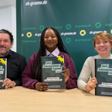 Schleswig-Holsteins Grünen-Spitzenkandidatin Aminata Toure (M) und die beiden Landesvorsitzenden Gazi Freitag und Lydia Rudow wollen die Grünen in die Landtagswahl führen.