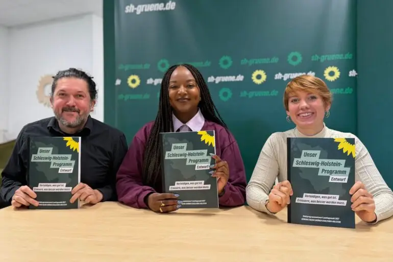 Schleswig-Holsteins Grünen-Spitzenkandidatin Aminata Toure (M) und die beiden Landesvorsitzenden Gazi Freitag und Lydia Rudow wollen die Grünen in die Landtagswahl führen.