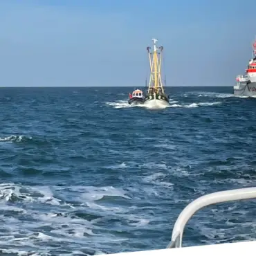 Seenotrettungskreuzer Hermann Marwede beim Einsatz für den Wyker Holzkutter Eltje Looden mit starkem Wassereinbruch