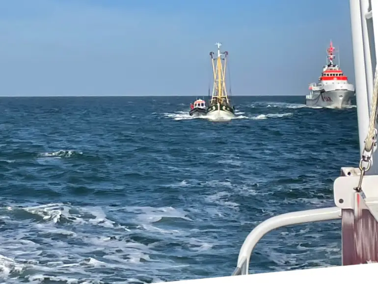 Seenotrettungskreuzer Hermann Marwede beim Einsatz für den Wyker Holzkutter Eltje Looden mit starkem Wassereinbruch