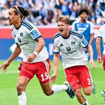 Yussuf Poulsen (l.) geht als Torschütze beim HSV voran.