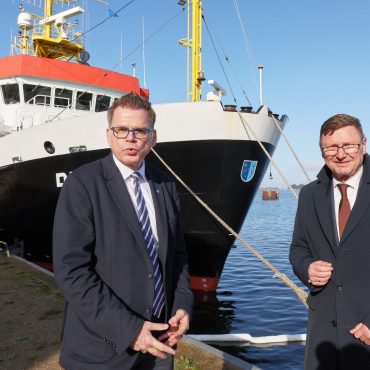 BSH-Präsident Helge Heegewaldt (li) und der gerade aus dem Amt geschiedene IHO-Generalsekretär Mathias Jonas stehen vor dem Forschungsschiff «Deneb».