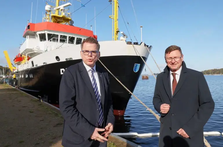 BSH-Präsident Helge Heegewaldt (li) und der gerade aus dem Amt geschiedene IHO-Generalsekretär Mathias Jonas stehen vor dem Forschungsschiff «Deneb».