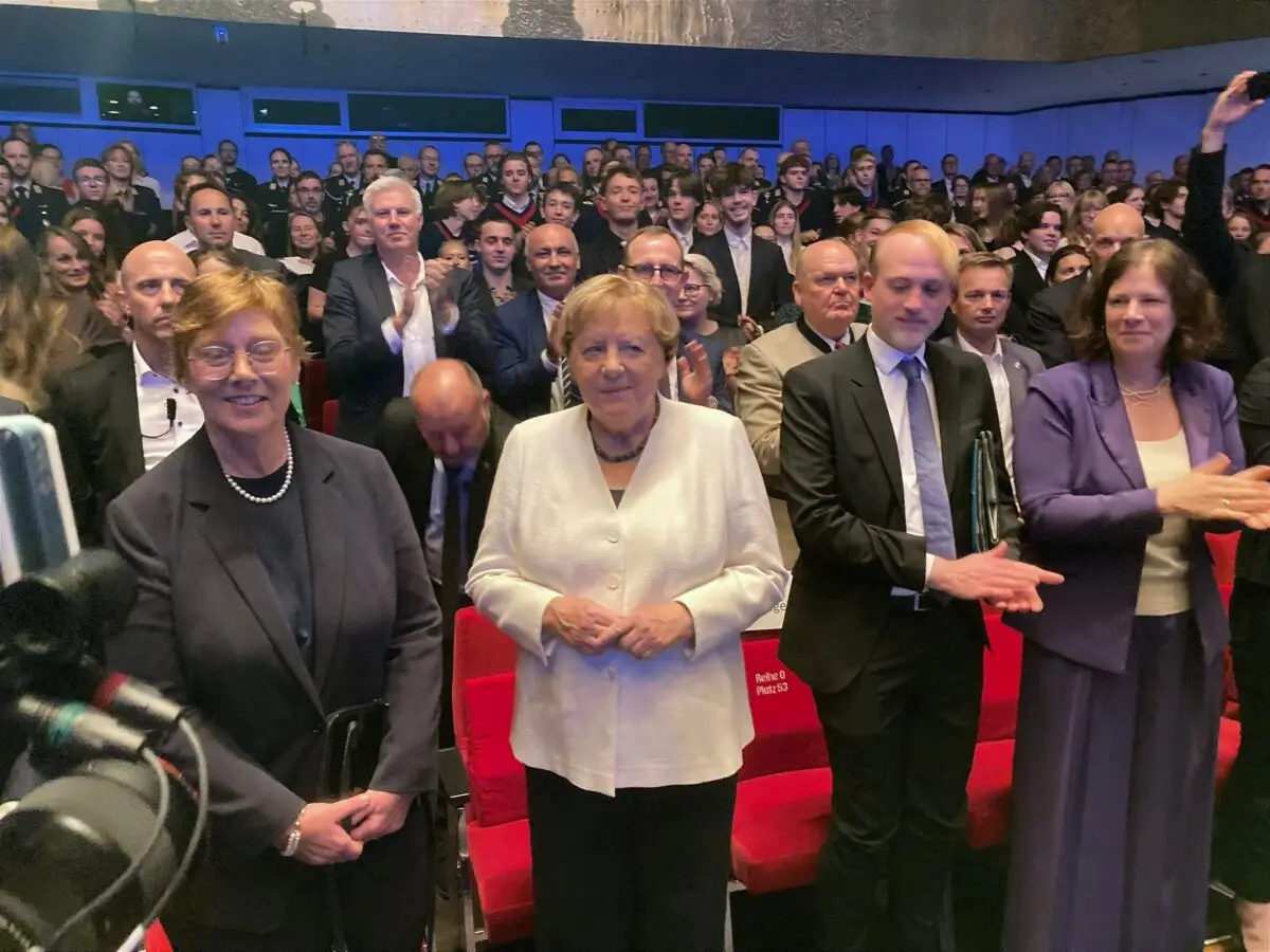 Freundlicher Empfang für Altbundeskanzlerin Merkel in Kiel.