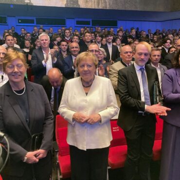 Freundlicher Empfang für Altbundeskanzlerin Merkel in Kiel.