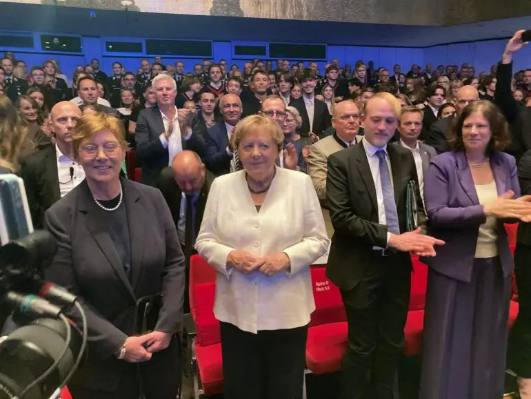 Freundlicher Empfang für Altbundeskanzlerin Merkel in Kiel.