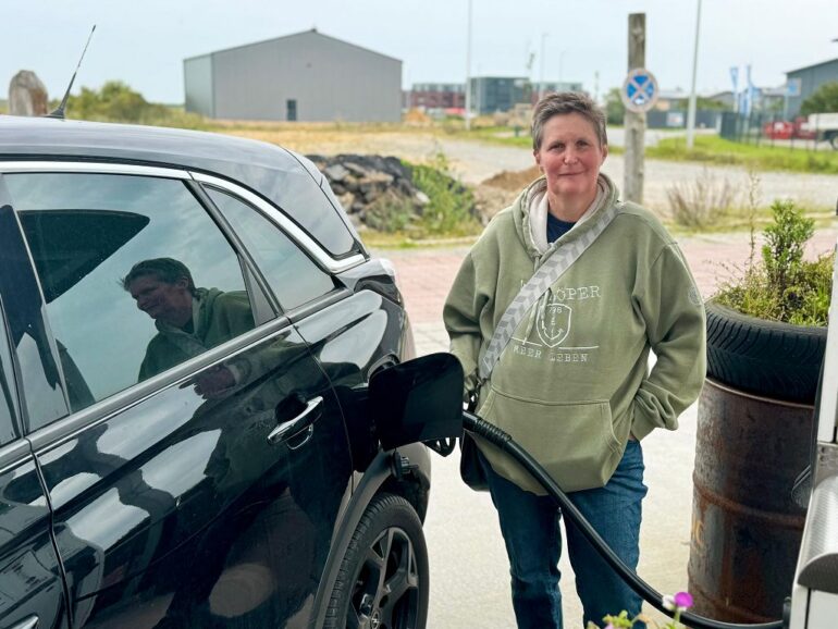 Andrang an der Containertankstelle in Wyk auf Föhr zum Start des Tankrabatts