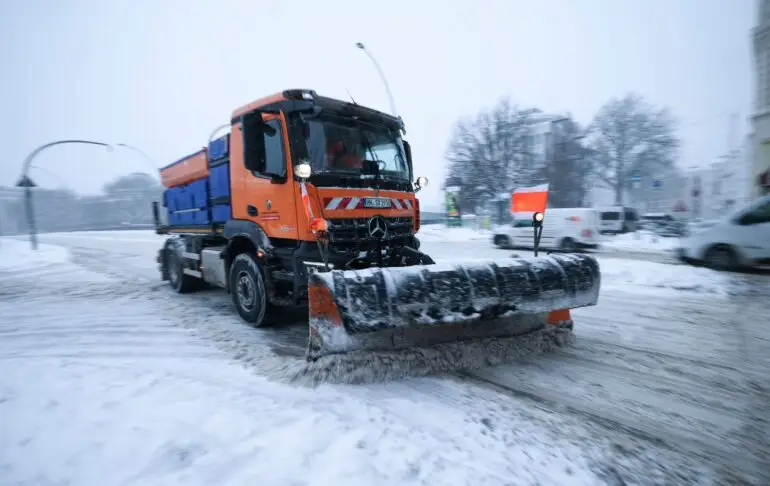 Mit Salz und Schieber räumt Hamburgs Stadtreinigung die Straßen frei. (Archivbild)