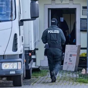 Im Rahmen von Ermittlungen zur mutmaßlichen Verbreitung von Nazi-Musik durchsuchen zahlreiche Polizisten Objekte.