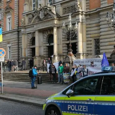 Vor dem Gericht fanden sich auch Demonstranten ein.