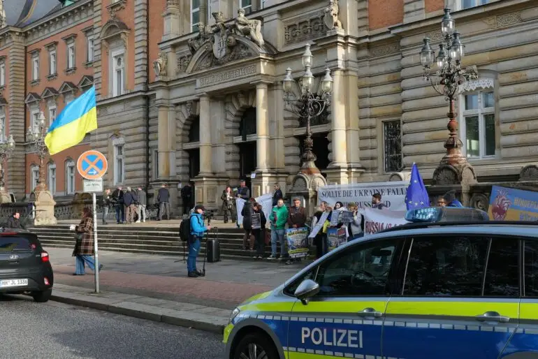 Vor dem Gericht fanden sich auch Demonstranten ein.