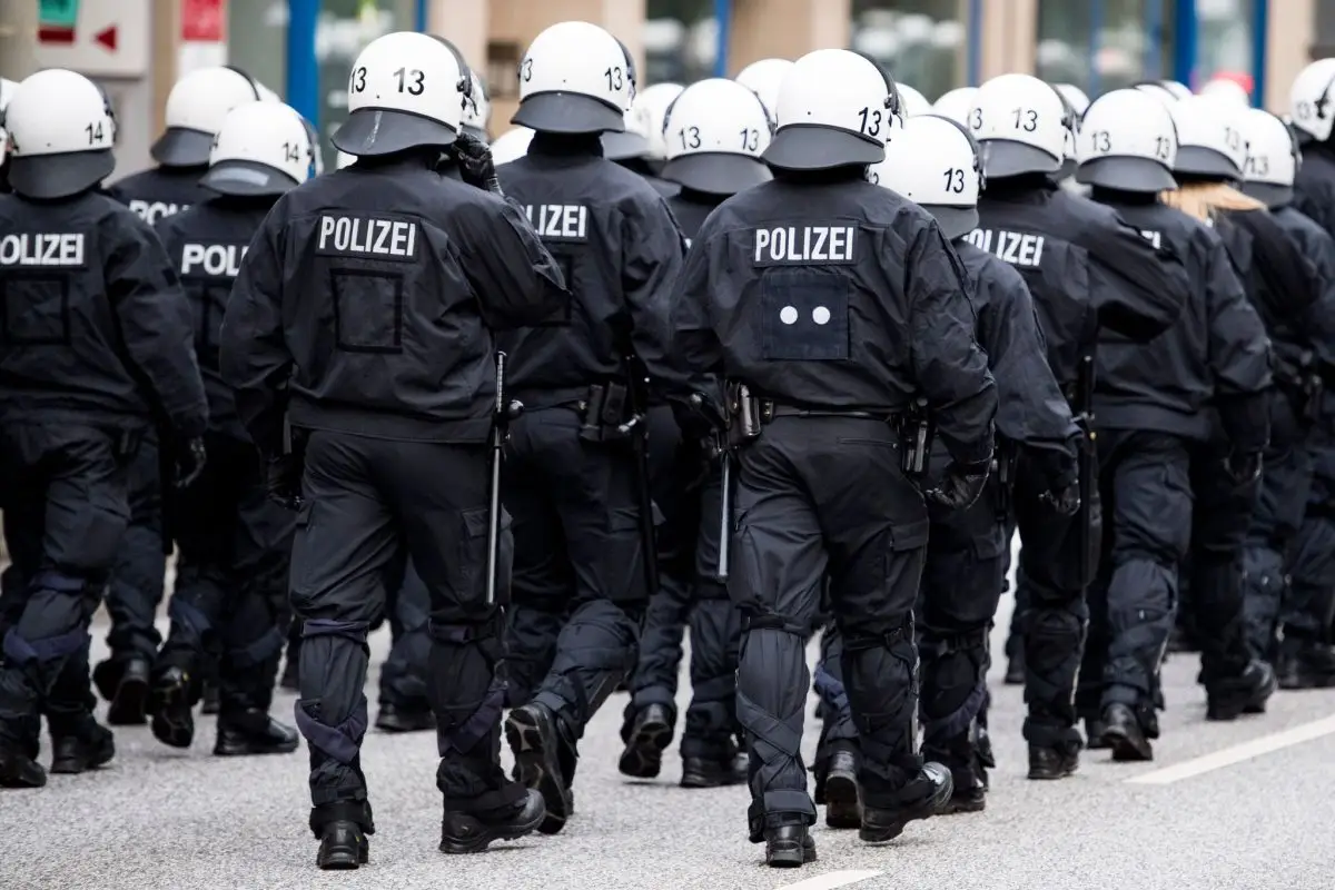 Die Polizei bereitet sich auf einen Großeinsatz vor. (Archivbild)