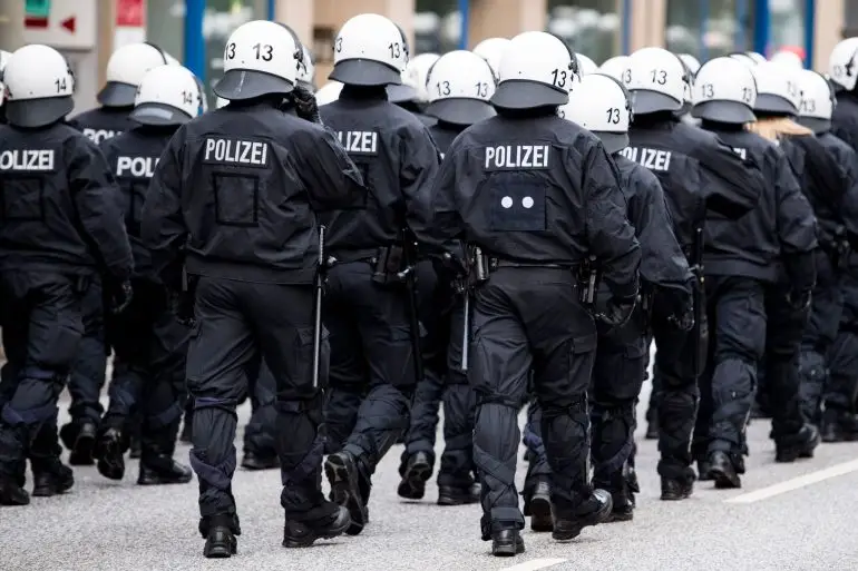 Die Polizei bereitet sich auf einen Großeinsatz vor. (Archivbild)