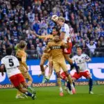 Hamburgs Sebastiaan Bornauw köpft den Ball auf das Tor.