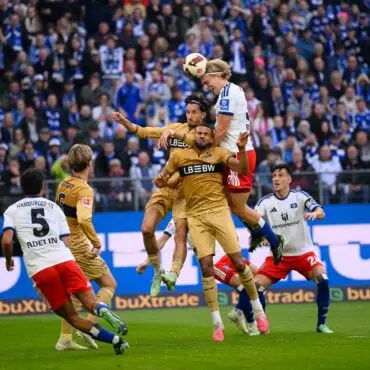 Hamburgs Sebastiaan Bornauw köpft den Ball auf das Tor.