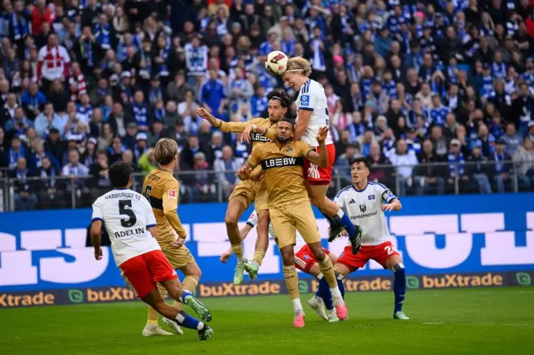 Hamburgs Sebastiaan Bornauw köpft den Ball auf das Tor.