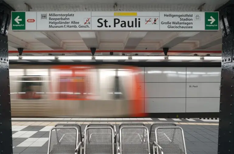 Ab Montag verkehren zwischen den Stationen St. Pauli und Rathaus keine U-Bahnen der Linie U3. (Archivbild)