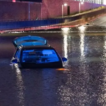 Im Wasser gefangen: Eine Autofahrerin war mit ihrem Auto gefahren und konnte sich nicht mehr befreien.