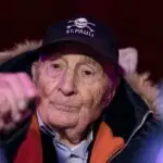 Freddy Quinn erfüllt die Autogrammwünsche zahlreicher Besucherinnen und Besucher.