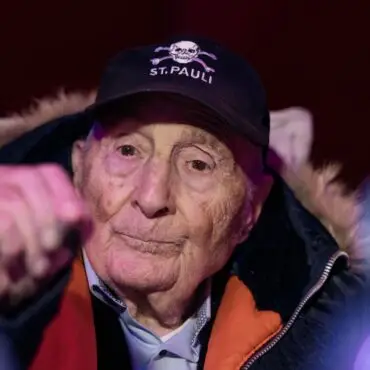 Freddy Quinn erfüllt die Autogrammwünsche zahlreicher Besucherinnen und Besucher.