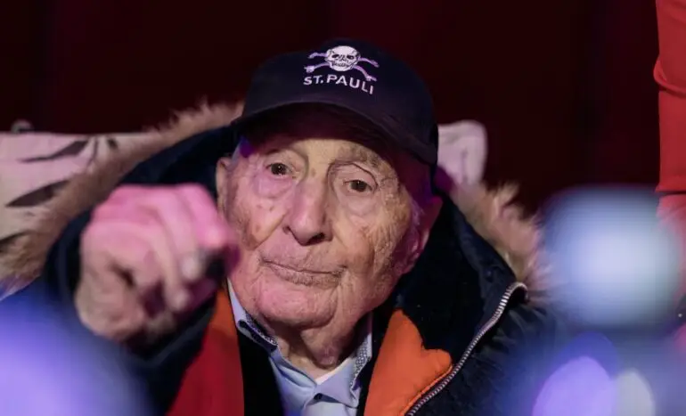 Freddy Quinn erfüllt die Autogrammwünsche zahlreicher Besucherinnen und Besucher.