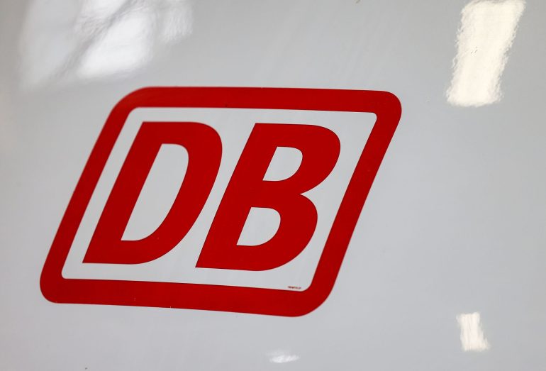 Auf der Bahnstrecke Hamburg-Berlin ist eine Bombe gefunden worden. (Symbolbild)