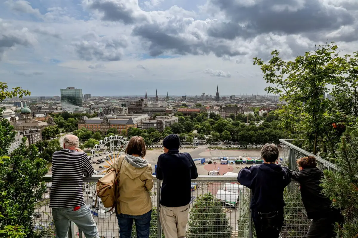 Kostenlos und Rundum-Blick in 58 Metern Höhe: der grüne Bunker auf den Heiligengeistfeld. (Archivbild)